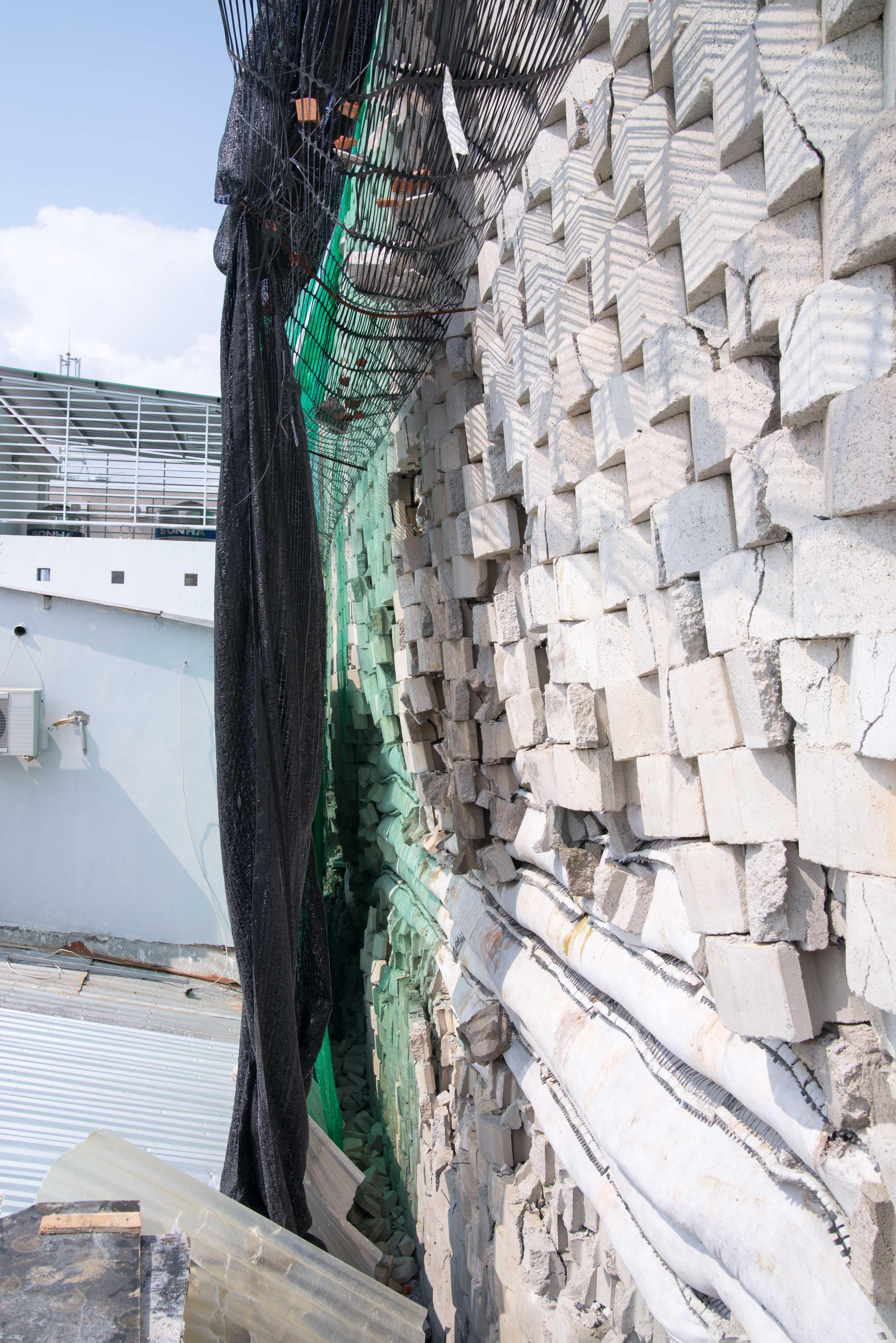 Nguy hiểm từ bức tường dự án khu biệt thự Marina Hill